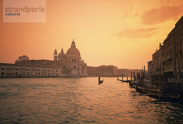 Die Kirche von Santa Maria della Salute  aus über den Canal Grande in der Abenddämmerung  Venedig  UNESCO World Heritage Site  Veneto  Italien  Europa