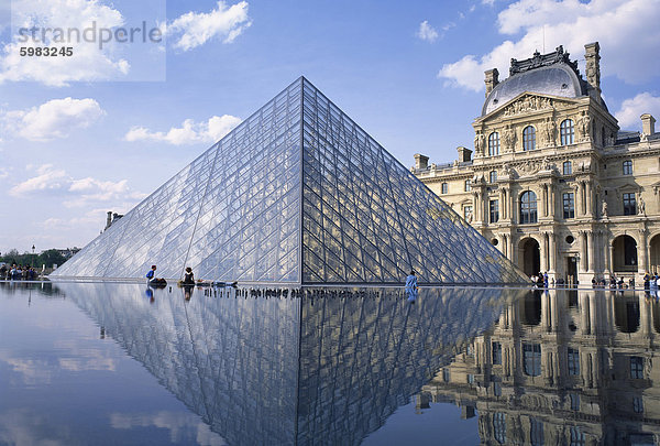 Die Pyramide und Palais du Louvre  Musée du Louvre  Paris  Frankreich  Europa