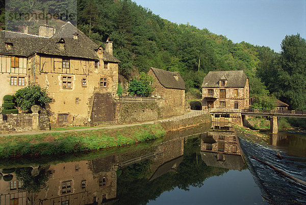 Ruhige Szene von Spiegelungen im Wasser von einer Mühle in der Nähe von Conques  Aveyron  Midi-Pyrenees  Frankreich  Europa
