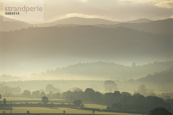 Blick auf Hügeln und in den frühen Morgenstunden Nebel  River Derwent Valley  Lake District  Cumbria  England  Vereinigtes Königreich  Europa