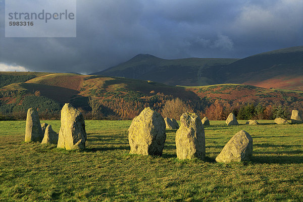 Preshitoric Ausgrabungsstätte  Castlerigg Stone Circle  Menhire  mit Bergen darüber hinaus  in der Nähe von Keswick  Lake District-Nationalpark  Cumbria  England  Vereinigtes Königreich  Europa