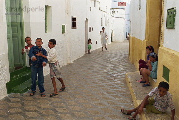 Kinder auf der Straße  Altstadt  Asilah  Marokko  Nordafrika  Afrika