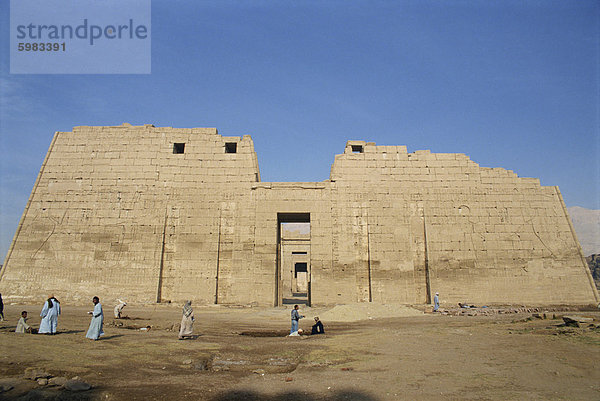 Erste Mast von der Tempel von Ramses III  Medinet Habu  Theben  UNESCO Weltkulturerbe  Ägypten  Nordafrika  Afrika