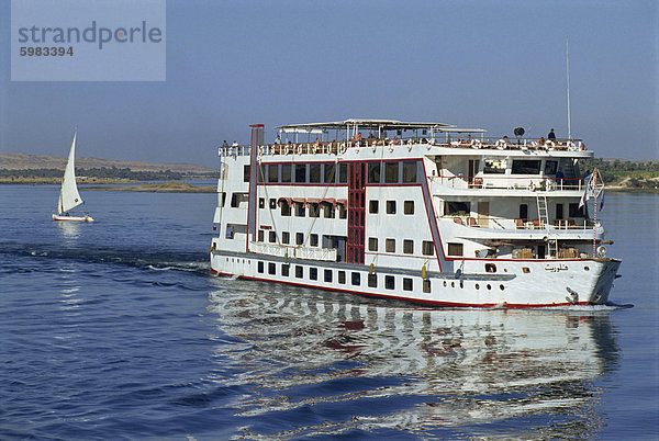 Ein Hotel-Boot auf dem Fluss Nil  Ägypten  Nordafrika  Afrika