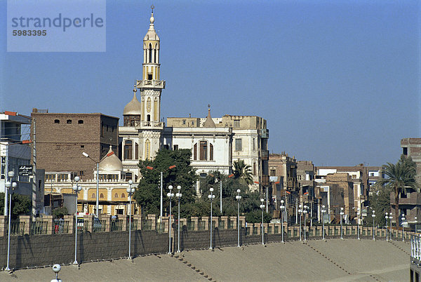Dorf mit Moschee und Minarett in Esna  Ägypten  Nordafrika  Afrika