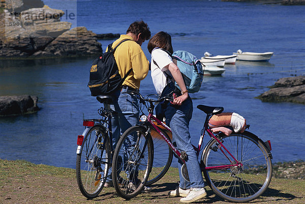 Touristen auf Fahrräder  Saint Nicolas Port  Ile de Groix  Bretagne  Frankreich  Europa