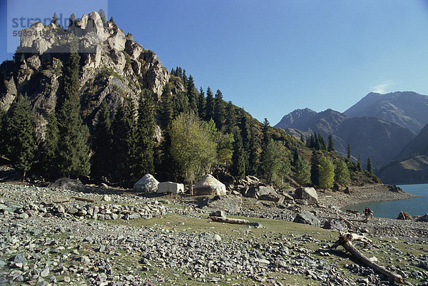 Jurten von Himmelssee (der See des Himmels)  in den Bergen in Urumqi  Xinjiang  China  Asien