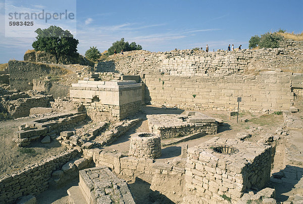 Alte Ruinen an der Ausgrabungsstätte  Troy  UNESCO Weltkulturerbe  Anatolien  Türkei  Kleinasien  Eurasien