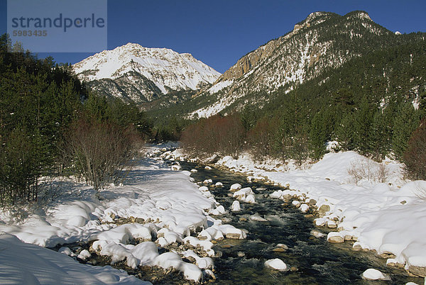 Landschaft mit Fluss und Berge im Winter in das Vallee De La Claree in der Nähe von Briancon im Rhone-Alpes  französische Alpen  Frankreich  Europa