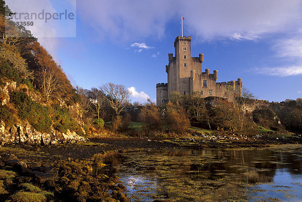 Dunvegan Castle  Sitz der MacLeods of Skye seit dem 13. Jahrhundert  restauriert 1840  Isle Of Skye  inneren Hebriden  Hochlandregion  Schottland  Großbritannien  Europa