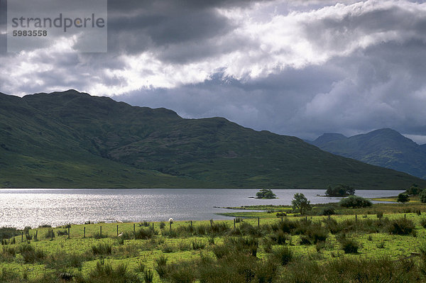 Loch Arklet  Teil des Loch Lomond und Trossachs National Park  Stirlingshire  Schottland  Vereinigtes Königreich  Europa