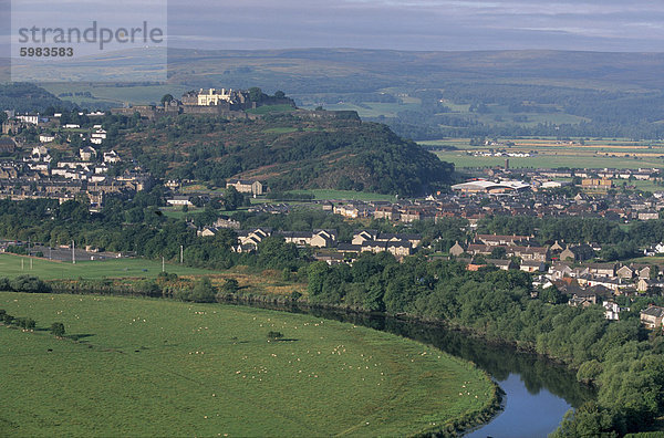Stirling Castle  Stadt und Mäander des Flusses Forth  gesehen aus dem Nordosten  Stirling  Stirlingshire  Schottland  Vereinigtes Königreich  Europa