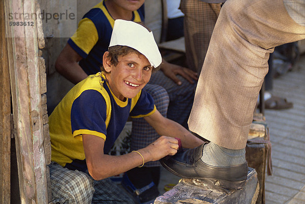 Porträt eines lächelnden jungen Schuhputzer in der Innenstadt von Van in Kurdistan  Türkei  Kleinasien  Eurasien