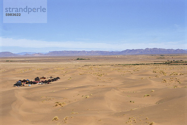 Blick über Sanddünen  mit den schwarzen Zelten  in der Nähe von Tamegroute  Marokko  Nordafrika  Afrika