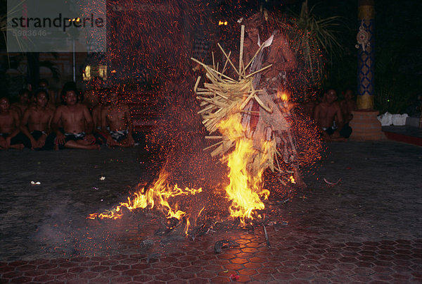 Ein Mann Reiten Stroh umgeben von Funken aus dem Feuer während Feuer tanzen bei Nacht  Bali  Indonesien  Südostasien  Asien