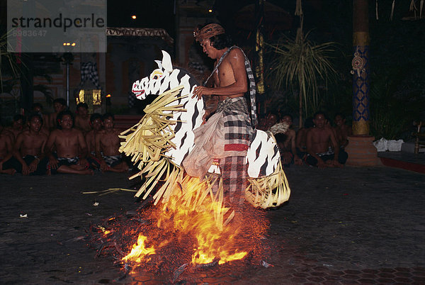 Porträt eines Mannes Reiten Stroh  Wandern auf Kohlen im Feuer tanzen bei Nacht  Bali  Indonesien  Südostasien  Asien