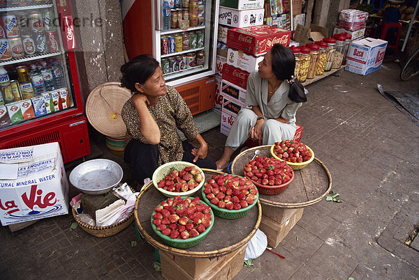 Zwei Frauen Straßenhändler verkaufen Erdbeeren auf dem Bürgersteig in Ho-Chi-Minh-Stadt (Saigon) in Vietnam  Indochina  Südostasien  Asien