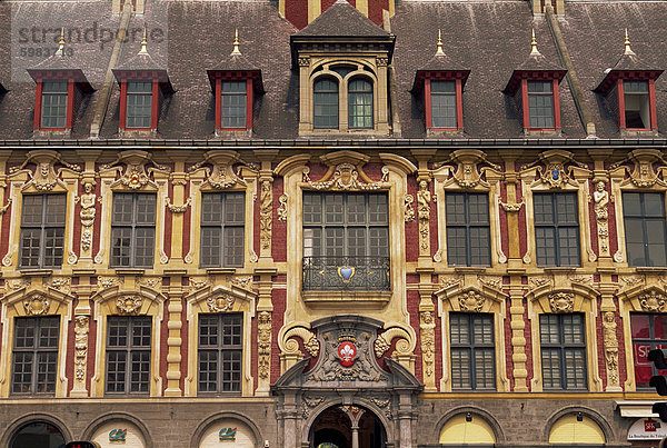 Detail der verzierten Fassade und Fenster der alten Börse (Vielle Bourse) in Lille  Nord Pas De Calais  Frankreich  Europa