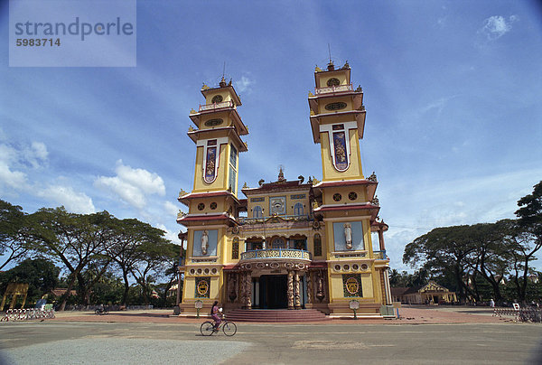 Aussenansicht des Cao Dai Tempel  Synthese der drei Religionen  Konfuzianismus  Taoismus und Buddhismus seit 1926  in der Nähe von Saigon  Vietnam  Indochina  Südostasien  Asien