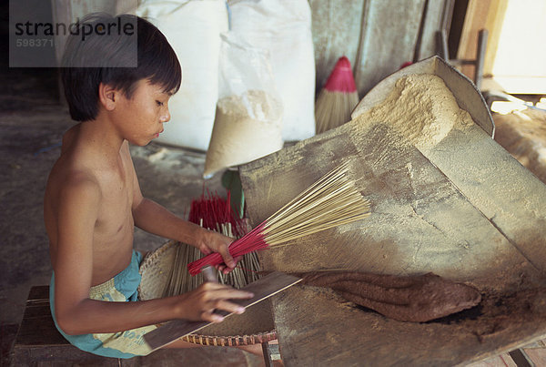 Kind Arbeit  Porträt eines jungen Mannes  die Arbeit in einer Fabrik Weihrauch am Mekong Fluss in Chau Doc  Vietnam  Indochina  Südostasien  Asien