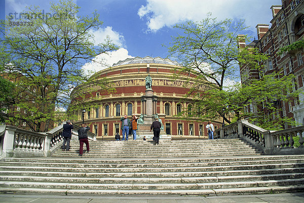 Schritte und Denkmal vor der Royal Albert Hall  erbaut 1871 und benannt nach Prinz Albert  Königin Victoria Gemahlin  Kensington  London  England  Vereinigtes Königreich  Europa