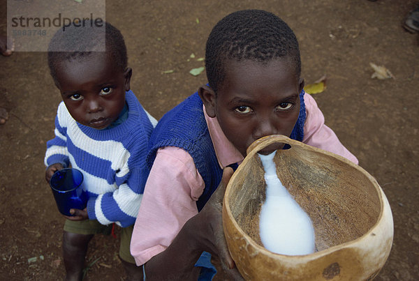 Porträt des jungen trinken von Ziegenmilch aus Kürbis  Kenia  Ostafrika  Afrika