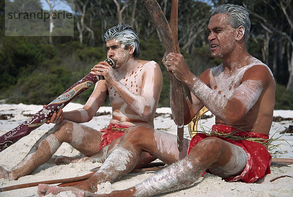 Zwei Männer mit Aboriginal Digeridoo und Bumerang bei Jervis Bay  Australien  Pazifik