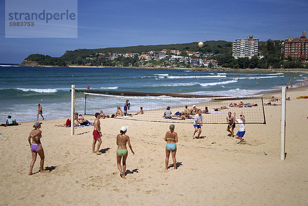 Männer und Frauen spielen Volleyball am Strand in Manly  New South Wales  Australien  Pazifik