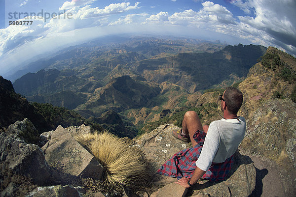 Tourist anzeigen einen atemberaubenden Blick auf 14000 ft  Simien Mountains  Äthiopien  Afrika