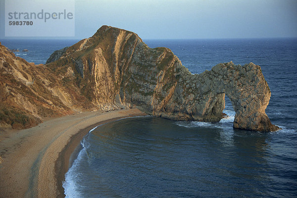 Purbeck Kalkstein arch  Durdle Door  in der Nähe von Lulworth  Dorset  England  Großbritannien  Europa