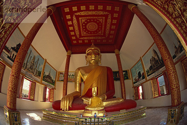 Riesen sitzende Buddha-Statue bedeckt Blattgold im Haripoonchai Wat in Lamphun  Thailand  Südostasien  Asien