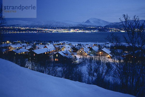 Tromso angesehen von der Kvaloya-Insel in der Abenddämmerung  das arktische Norwegen  Skandinavien  Europa