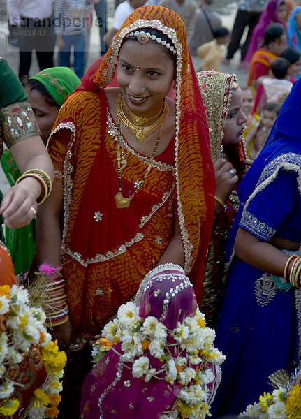 Eine Frau  gekleidet in einen bunten Sari auf dem Mewar-Festival am Lake Pichola  Udaipur  Rajasthan  Indien  Asien