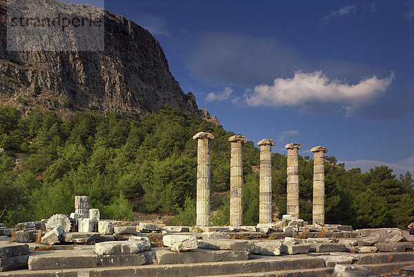 Säulen und Ruinen der Ionischen Tempel der Athena und der griechischen Theater bei der archäologischen Stätte von Priene  Anatolien  Türkei  Kleinasien  Eurasien