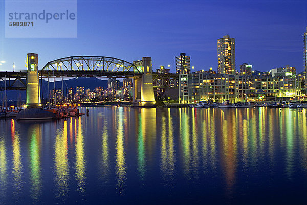 Lichter der Stadt spiegelt sich in das Wasser des False Creek  unten Burrard Bridge bei Nacht  in Vancouver  British Columbia  Kanada