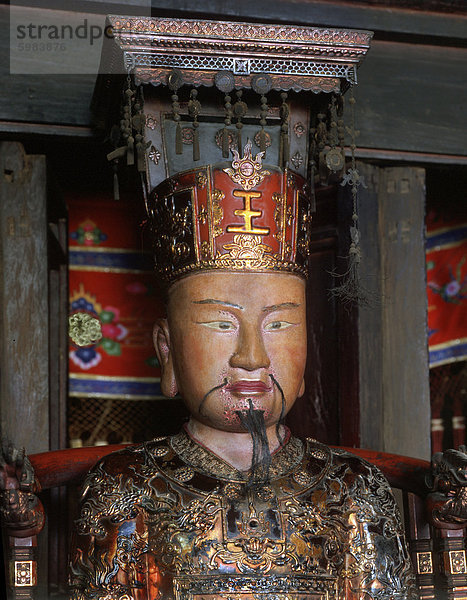 Vergoldete Statue des Kaisers in der Dinh Temple der ältesten dynastischen  wiederaufgebaut im Jahre 1600 Hoa Lu  Vietnam  Indochina  Südostasien  Asien