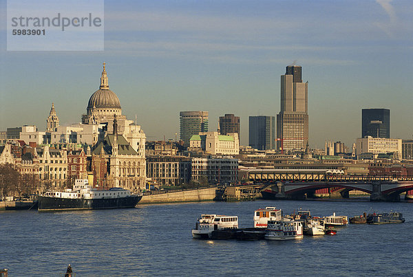 Skyline der Stadt  einschließlich der St. Paul's Kathedrale  die NatWest Tower und Southwark Bridge  über die Themse bei Dämmerung  London  England  Vereinigtes Königreich  Europa
