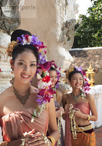 Thai-Mädchen in Tracht auf einem Festival in Chiang Mai  Thailand  Südostasien  Asien