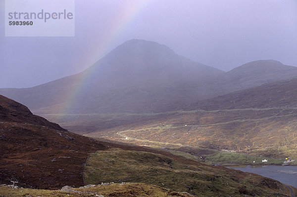 Regenbogen über Clisham  799 m  Harris höchster Berg  North Harris  Äußere Hebriden  Schottland  Vereinigtes Königreich  Europa