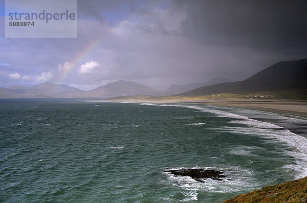 Ton Taransay  North Harris Hügel im Hintergrund  West Coast  South Harris  Äußere Hebriden  Schottland  Vereinigtes Königreich  Europa