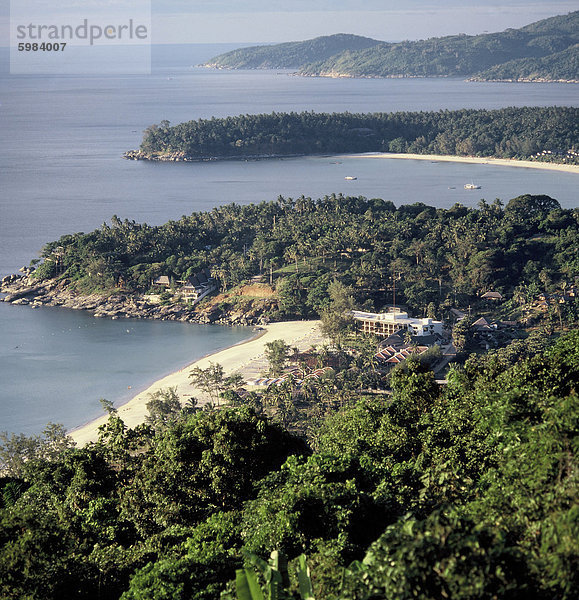 Blick auf die Küste von Phuket Kata Noi Beach und Kata Beach in den Vordergrund  Thailand  Südostasien  Asien zeigen