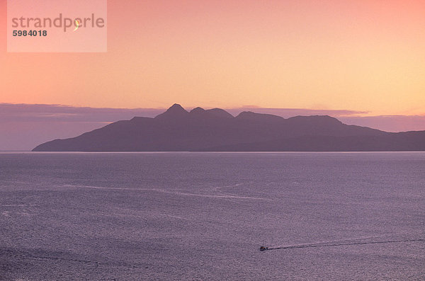 Fischerboot Rückkehr nach Elgol  Rum-Insel in der Ferne  bei Sonnenuntergang  Isle Of Skye  Innere Hebriden  Schottland  Vereinigtes Königreich  Europa