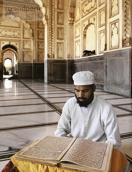 Man liest das Koran  Lahore  Pakistan  Asien