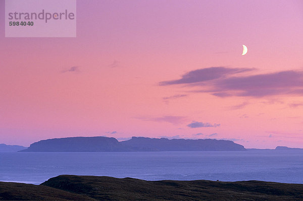 Sonnenuntergang und Halbmond über Insel Eigg  aus near Elgol  Isle Of Skye  Innere Hebriden  Schottland  Großbritannien  Europa