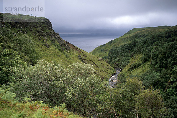 Felsige Ost Küste von Trotternish  Raasay im Hintergrund  Isle Of Skye  Innere Hebriden  Schottland  Großbritannien  Europa