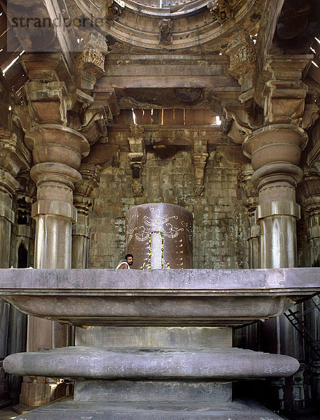 Riesigen Shivalingam in der Shiva-Tempel aus dem 11. Jahrhundert Paramara Dynastie  Bhojpur  Bihar  Indien  Asien