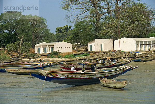 Fischerboote hochgezogen auf Strand  Albreda in Gambia  Westafrika  Afrika