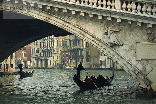 Gondel unter der Rialto-Brücke über den Canal Grande in Venedig  UNESCO World Heritage Site  Veneto  Italien  Europa