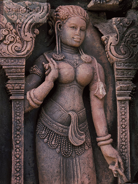 Weibliche Gottheit Tür Wächter aus dem 10. Jahrhundert  Banteay Srei  Angkor  UNESCO Weltkulturerbe  Kambodscha  Indochina  Südostasien  Asien