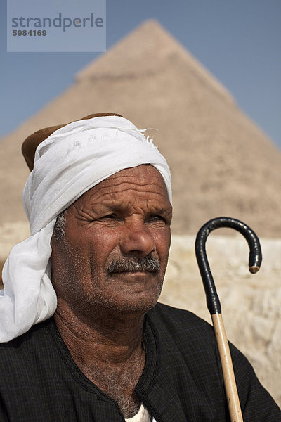 Ein Beduinen-Führer vor den Pyramiden von Gizeh  Kairo  Ägypten  Nordafrika  Afrika